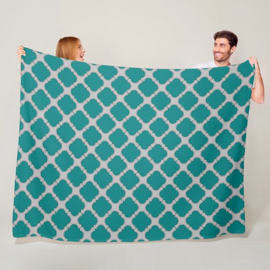Couverture Polaire Quatrefoil turquoise et gris (En situation)