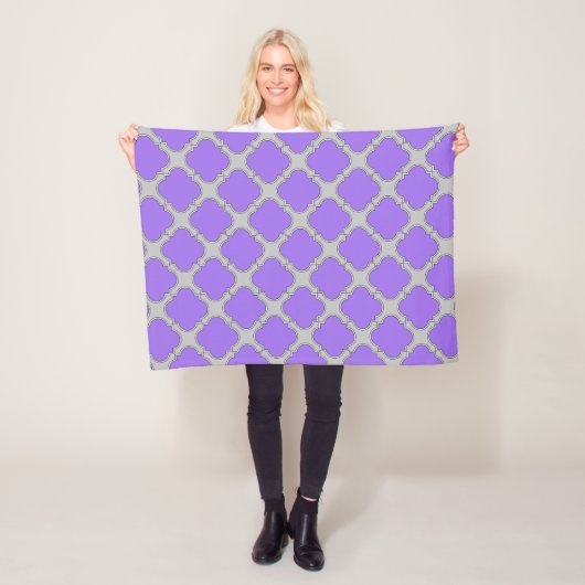 Couverture Polaire Quatrefoil violet et gris (En situation)