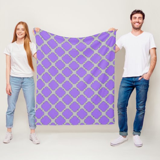 Couverture Polaire Quatrefoil violet et gris (En situation)