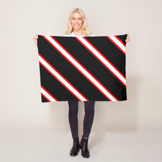 Couverture Polaire Rayé Rouge Blanc et Noir (En situation)