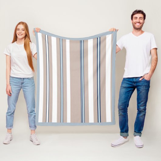 Couverture Polaire Rayure Classique Beige, blanc et bleu (En situation)