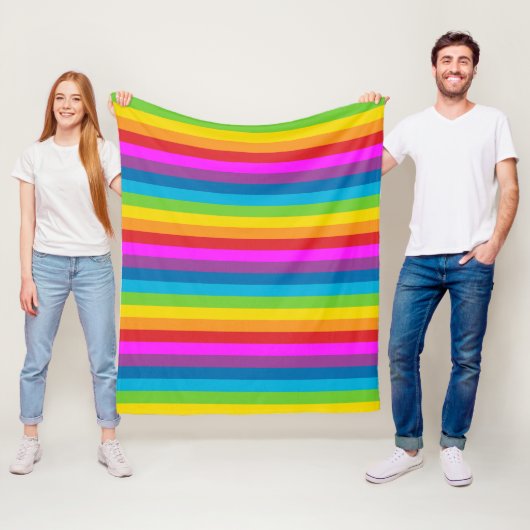 Couverture Polaire Rayures arc-en-ciel (En situation)
