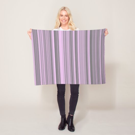 Couverture Polaire Rayures Gris Violet (En situation)