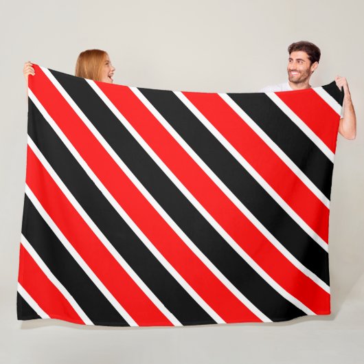 Couverture Polaire Rayures rouges blanches noires (En situation)