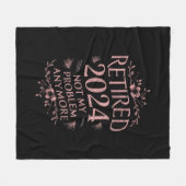 Couverture Polaire Retraité 2024 Pas mon problème Plus Retraite (Devant (Horizontal))