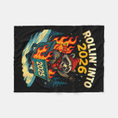 Couverture Polaire Rollin Into 2026 Raccoon Funny Dumpster Fire 2025  (Devant (Horizontal))