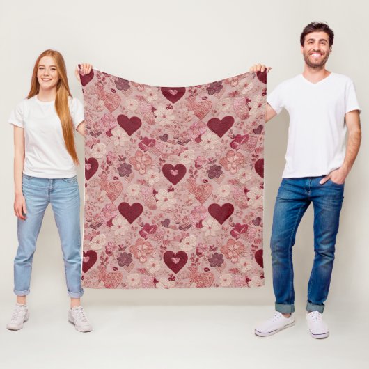 Couverture Polaire Romantic Embroidered Hearts & Floral Pattern (En situation)