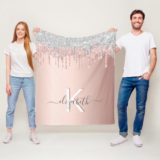 Couverture Polaire Rose or argent rose gouttes nom monogramme (En situation)