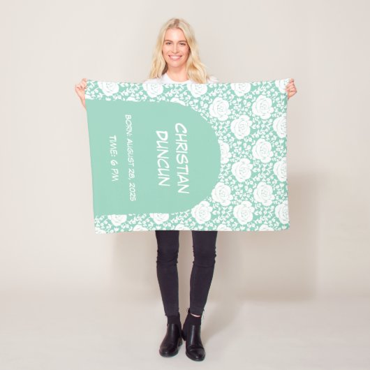 Couverture Polaire Roses blanches avec un Baby shower d'arc Cadeau (En situation)