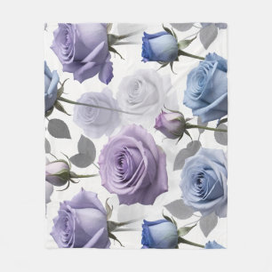 Couverture Polaire Roses lavande et bleues sur un fond gris nuageux