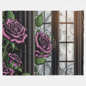 Couverture Polaire Roses violets près de la fenêtre - style gothique (Devant (Horizontal))