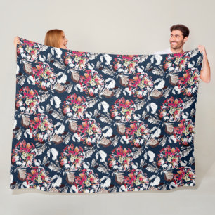 Couverture Polaire Rouge, fleurs blanches sur bleu.