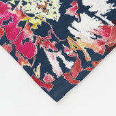 Couverture Polaire Rouge, fleurs blanches sur bleu. (Coin)