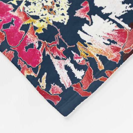 Couverture Polaire Rouge, fleurs blanches sur bleu. (Coin)