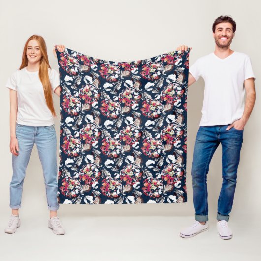Couverture Polaire Rouge, fleurs blanches sur bleu. (En situation)