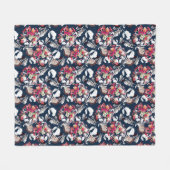 Couverture Polaire Rouge, fleurs blanches sur bleu. (Devant (Horizontal))