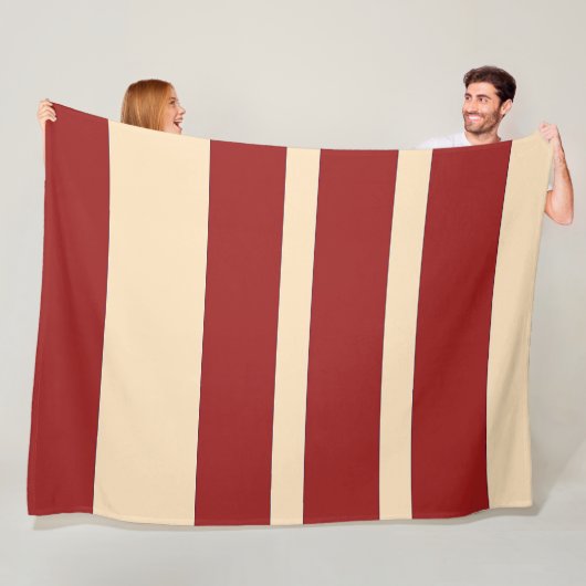 Couverture Polaire Rouge foncé + Larges Rayures Crème (En situation)