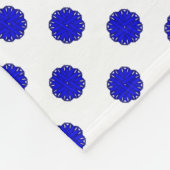 Couverture Polaire Ruban de fleurs bleues par Kenneth Yoncich (Coin)