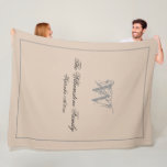 Couverture Polaire Rustic Mariage Cadeau Famille Nom Chic Monogramme<br><div class="desc">Cadeau Rustique Mariage Personnalisé Famille Nom Chic Monogramme initial Garde Mariage Fleece Blanket. Le cadeau parfait pour les jeunes mariés, ou beau pour votre propre maison ou un cadeau de ménage. Cliquez sur personnaliser ce modèle pour le customiser avec le nom de famille, le nom de famille monogramme initial et...</div>