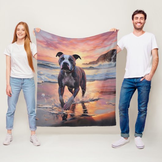 Couverture Polaire Sandy American Staffordshire Dog on Beach Sunset (En situation)