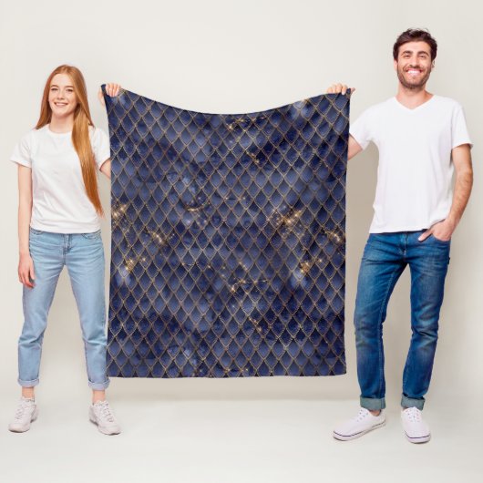 Couverture Polaire Scales Dragon Shimmergeant Navy & Gold Sparkles (En situation)