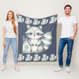Couverture Polaire Scène de cabane en bois nocturne avec un raton lav