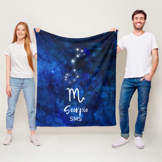 Couverture Polaire Scorpio Zodiac Constellation Bleu Galaxie Monogram (En situation)