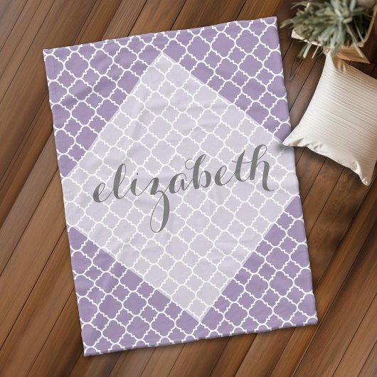 Couverture Polaire Script Motif Pastel Purple Grey Quatrefoil Nom