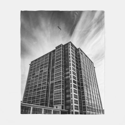 Couverture Polaire Shadows and Steel: The Silent Giant in the City (Devant)