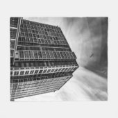 Couverture Polaire Shadows and Steel: The Silent Giant in the City (Devant (Horizontal))