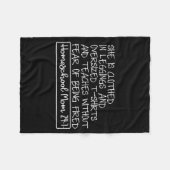 Couverture Polaire She Is Clothed In Leggings And Oversized Homeschoo (Devant (Horizontal))