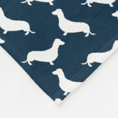 Couverture Polaire Silhouettes blanches de teckel sur le bleu marine (Coin)