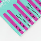 Couverture Polaire Skis violets sur arrière - plan bleu (Coin)