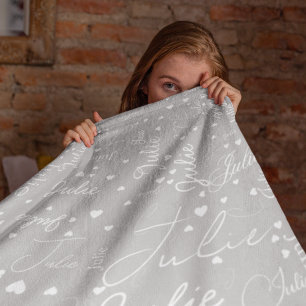 Couverture Polaire Son nom et ses coeurs partout dans le gris clair
