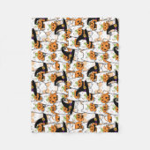 Couverture Polaire Sorcière de chat mignonne tenant Bumkin Halloween (Devant)