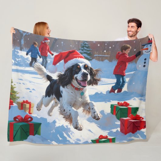 Couverture Polaire Springer Spaniel courant dans la neige avec un cha (En situation)