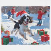 Couverture Polaire Springer Spaniel courant dans la neige avec un cha (Devant (Horizontal))
