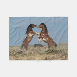 Couverture Polaire Stallions de Cheval Sauvage combattant