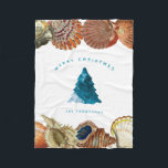 Couverture Polaire Summer Christmas Beach Seashell Nom personnalisé<br><div class="desc">Un design de Noël côtier d'été unique en utilisant des vagues de plage pour remplir l'arbre de Noël et les coquillages comme la frontière. Idéal pour les cadeaux de Noël et la décoration. Customisez la couverture de Noël avec votre texte et faites-la vous-même.</div>