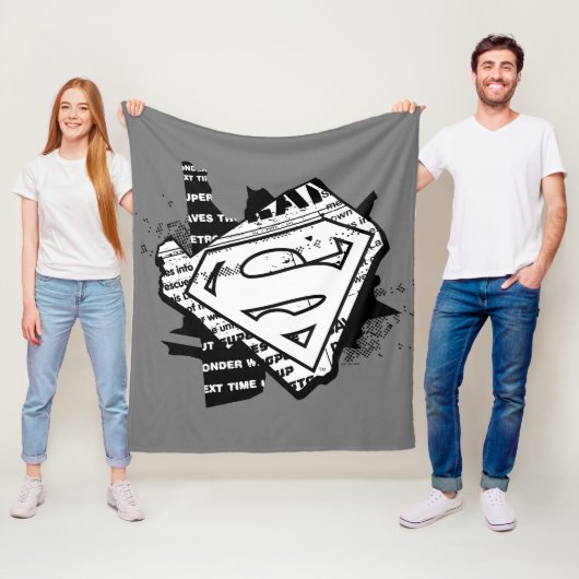 Couverture Polaire Supergirl Newsprint S-Shield (En situation)