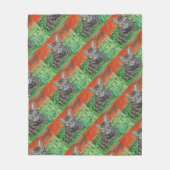 Couverture Polaire Tabby cat looking curious in grass fleece blanket  (Devant)
