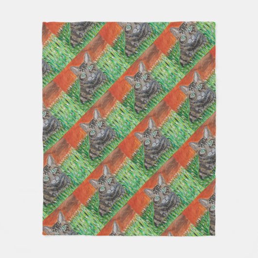 Couverture Polaire Tabby cat looking curious in grass fleece blanket  (Devant)