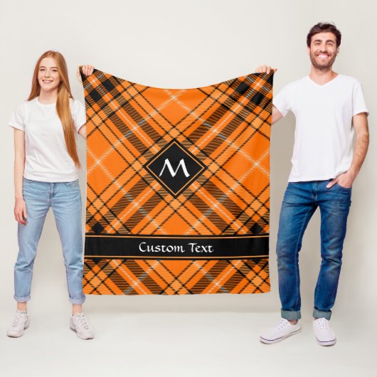 Couverture Polaire Tartan orange d'Halloween (En situation)