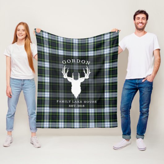 Couverture Polaire Tartan Plaid Clan Gordon Lake House (En situation)