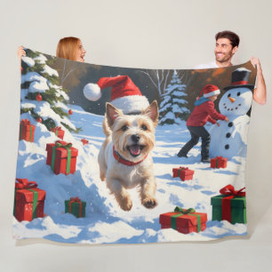 Couverture Polaire Terrier Cairn courant dans la neige avec un chapea