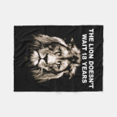 Couverture Polaire The Lion Doesn't Wait 18 Years Funny  (Devant (Horizontal))