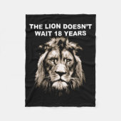 Couverture Polaire The Lion Doesn't Wait 18 Years Funny  (Devant)
