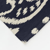 Couverture Polaire Tissu Ikat Brodé : Élégance Ethnique. (Coin)