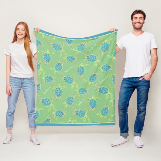 Couverture Polaire Tortue côtière monogramme bleu jaune vert (En situation)