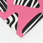 Couverture Polaire Triangles 240121 - Noir et blanc sur rose profond (Coin)